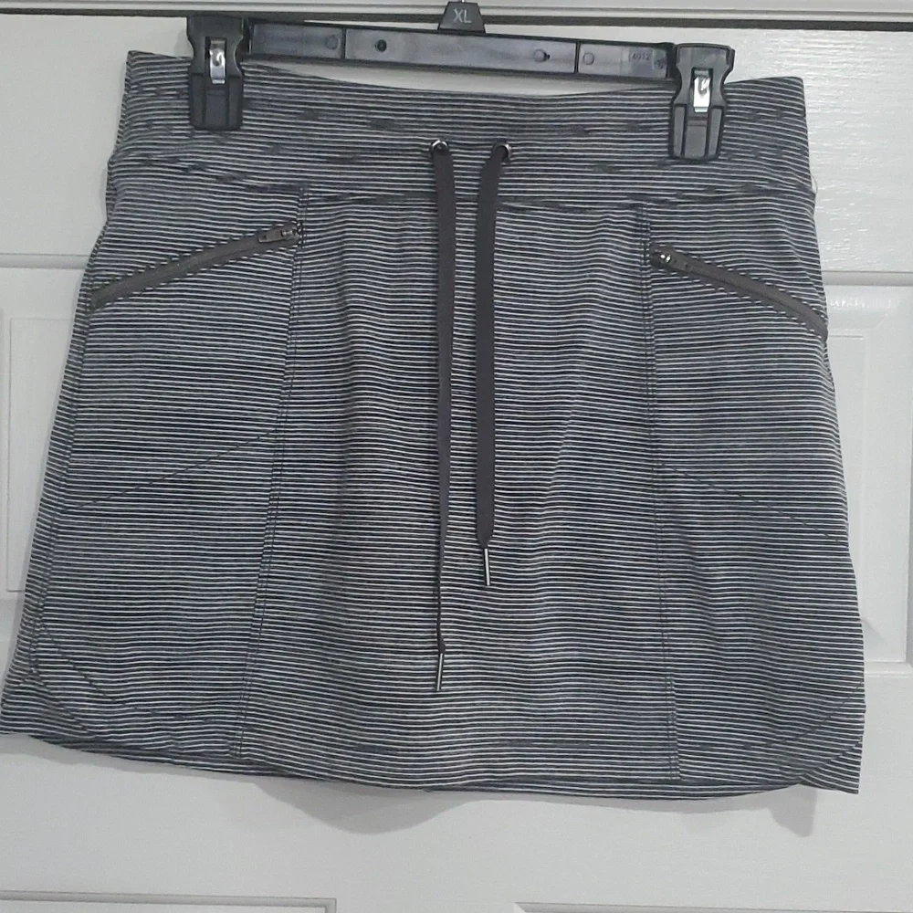 Athleta Gray Metro Stripped Zip Pockets Skort Size Small - Picture 3 of 6